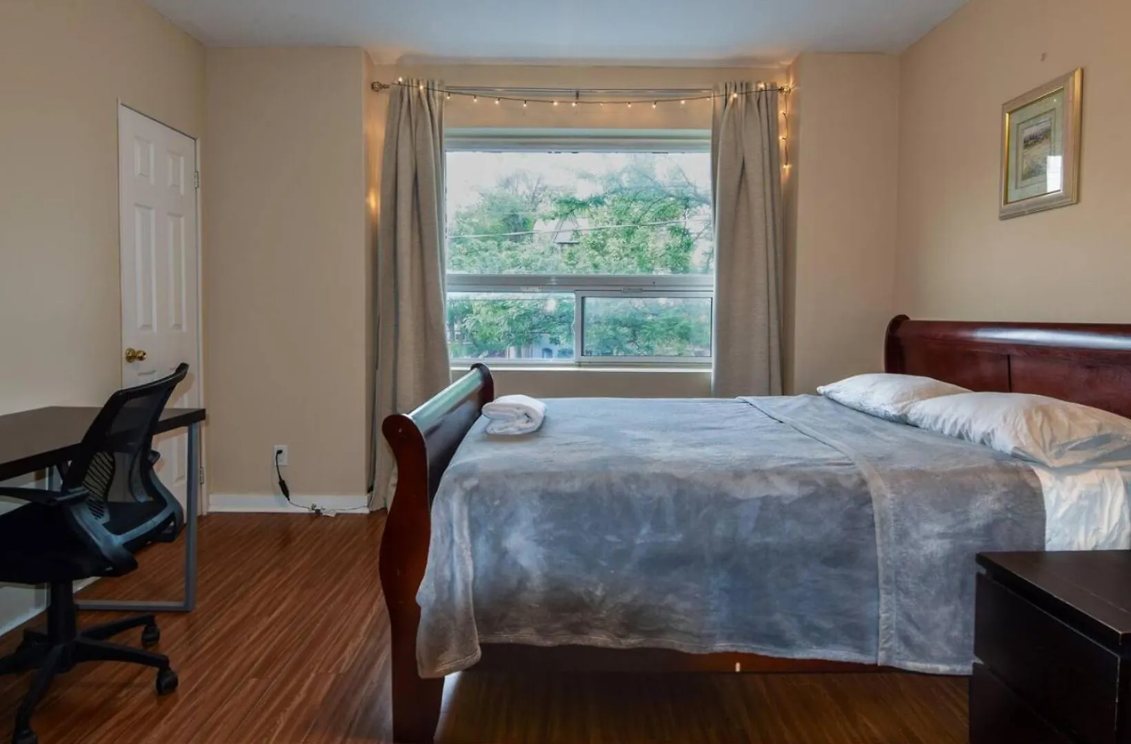 Downtown Retreat-Spacious Rooms With Shared Kitchen & Bath Toronto