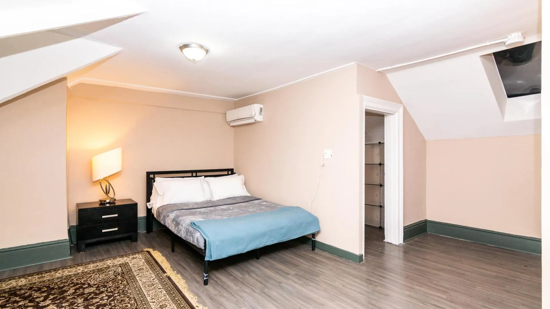 Downtown Retreat-Spacious Rooms With Shared Kitchen & Bath Toronto 0*,