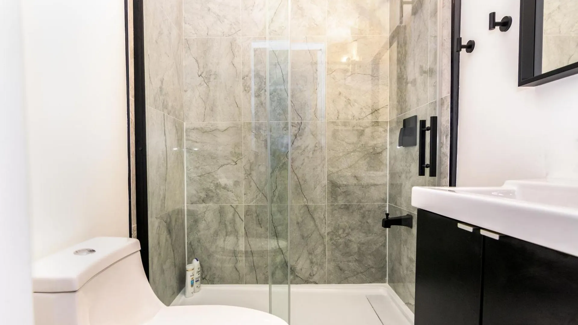 Downtown Retreat-Spacious Rooms With Shared Kitchen & Bath Toronto